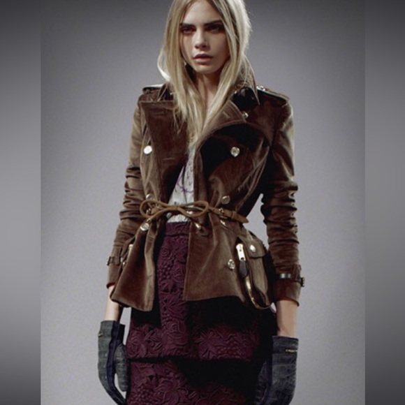 NWT Burberry Green Suede adjustable belt with Gold hardware. Comes with box - Picture 5 of 12